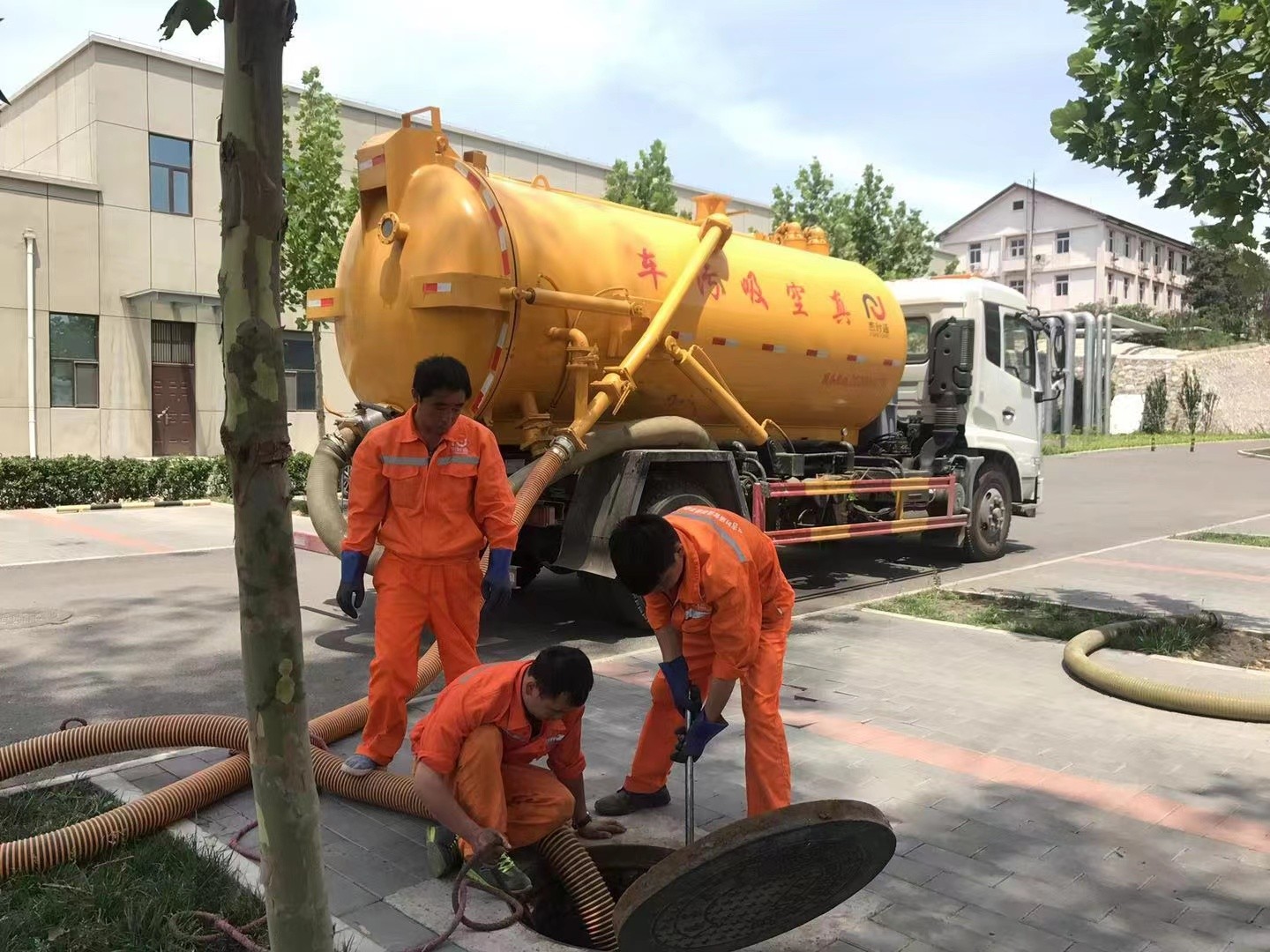 新邵管道疏通车停在窨井附近