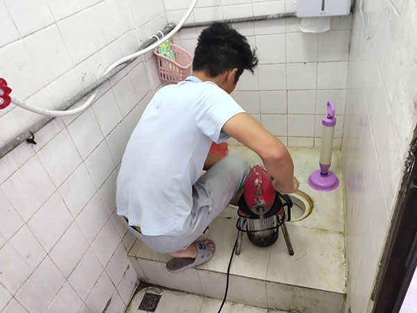 新邵管道堵塞冒臭气 专业师傅现场解决问题
