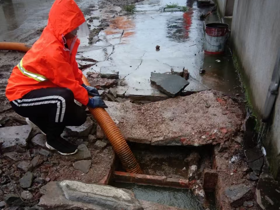 新邵专业清理污水池 炜誉市政以规范流程守护城市 “肠道”