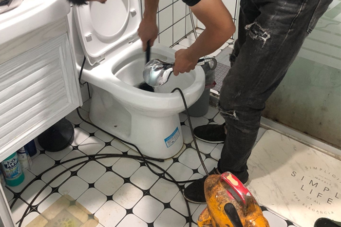 新邵马桶堵塞自己疏通还是找师傅？专业上门服务让你省时更省心