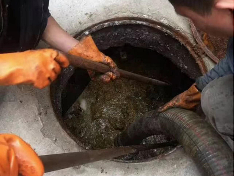 新邵清理化粪池时如何避免沼气的危害？